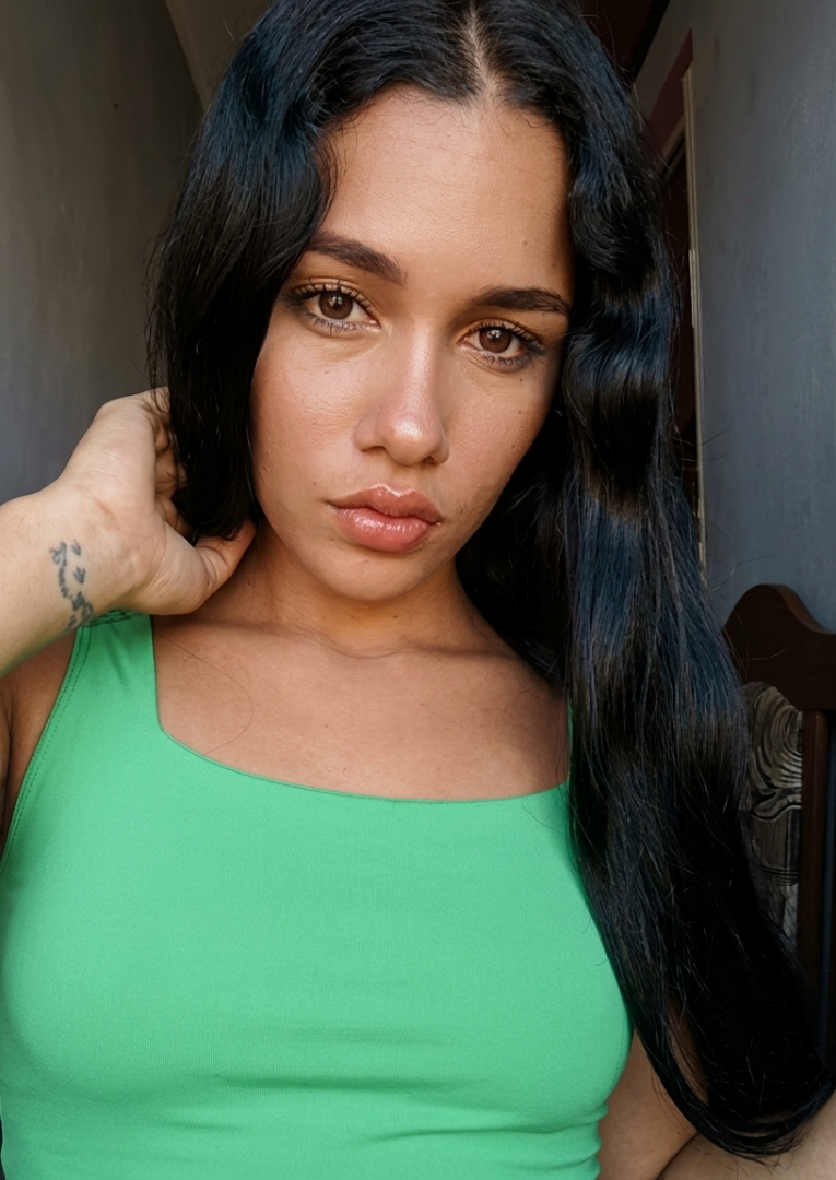 Lia from the United States on OmeLiveChat